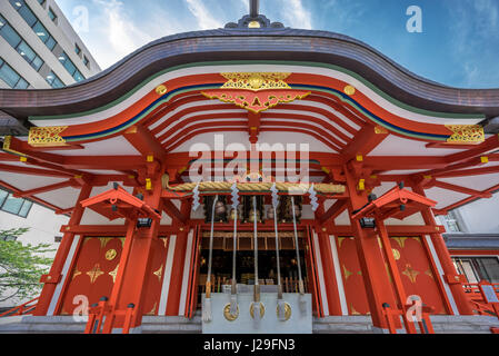 (花園神社 Hanazono Jinja, sanctuaire Shinto) dédié à Inari divinité (okami) est souvent visité par des hommes d'affaires à prier pour le succès. Shinjuku, Tokyo Banque D'Images