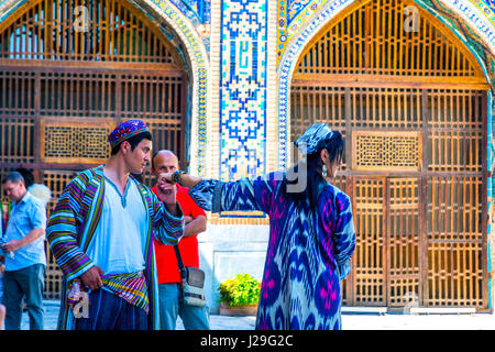 SAMARKAND, OUZBÉKISTAN - 28 août : Broom embrasser la main de la mariée au mariage ouzbek traditionnel à Samarkand Registan. Août 2016 Banque D'Images