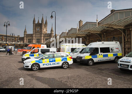 La police britannique des Transports : BTP véhicules de police garés à la gare Temple Meads de Bristol à Bristol Banque D'Images