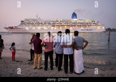 Un groupe d'un des bateaux de croisière qui naviguent en face de la ville de Kochi Banque D'Images