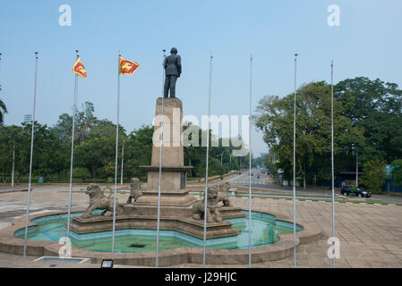 Sri Lanka, Colombo, de l'indépendance Memorial Hall aka Indépendance Commémoration Hall, monument national. Statue de premier premier ministre Rt. L'honorable Don Ste Banque D'Images