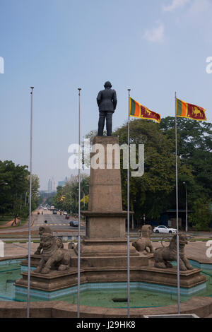 Sri Lanka, Colombo, de l'indépendance Memorial Hall aka Indépendance Commémoration Hall, monument national. Statue de premier premier ministre Rt. L'honorable Don Ste Banque D'Images