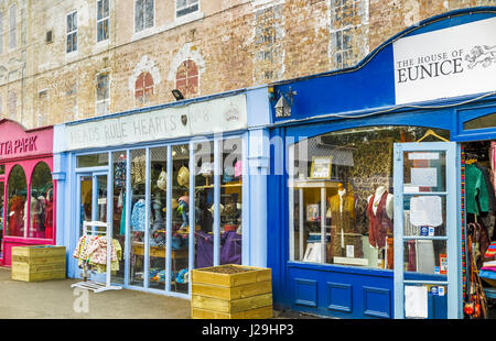 Boutiques d'artisanat à Gabriel's Wharf sur la rive sud, la masse supérieure, London SE1, un célèbre et populaire marché riverside avec shopping intéressant Banque D'Images