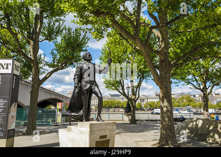 Statue de Sir Laurence Olivier, acteur shakespearien, dans son rôle de Hamlet Prince du Danemark, à l'extérieur du Théâtre National, South Bank, Londres SE1, UK Banque D'Images