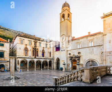 Lever de soleil sur l'ancienne architecture de square dans la ville de Dubrovnik, Croatie. Banque D'Images