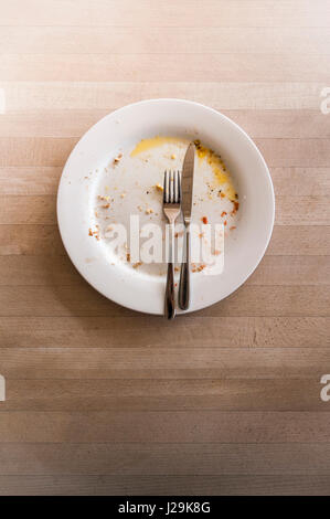 La plaque vide Fourchette Couteau repas fini reste client satisfait dont jouissent l'Avidité alimentaire fin de repas terminé satisfait satisfaction couverts Banque D'Images