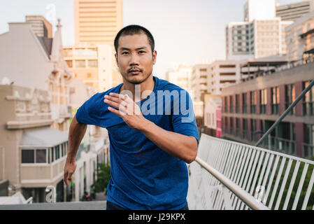 Fit Young Asian man de la ville Banque D'Images