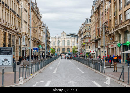 Rue Faidherbe à Gare de Lille Flandres à la fin sous un ciel nuageux. La gare de Lille Flandres est la principale gare de Lille. Lille, France. Banque D'Images