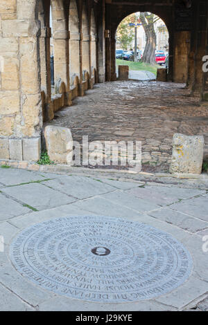 Cotswold Way Début & fin Pierre devant la Halle à Chipping Campden. Cotswolds, Gloucestershire, Angleterre Banque D'Images