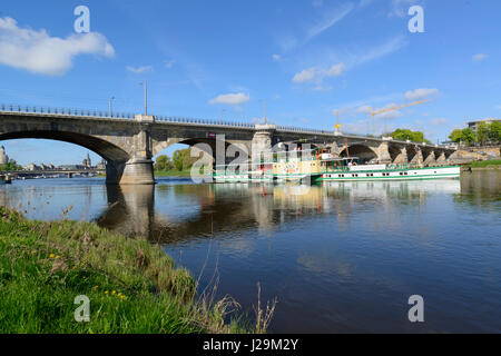 Un bateau à vapeur à roue radiale vintage cuit sous le pont Albert sur l'Elbe. Dresde, Saxe, Allemagne Banque D'Images