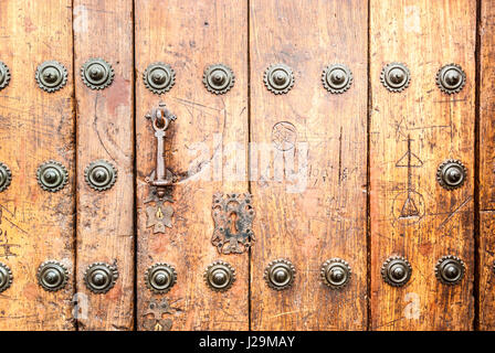 Vieille porte d'une maison dans le quartier Santa Cruz, à Séville. Banque D'Images