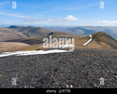 Vue sud de Skiddaw sommet à petit homme (R) et Lonscale est tombé (centre). Blencathra monte à la gauche sur les Baaigem Banque D'Images