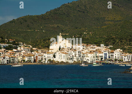 Cadaqués village par la mer méditerranée, Costa Brava, Catalogne, Espagne Banque D'Images