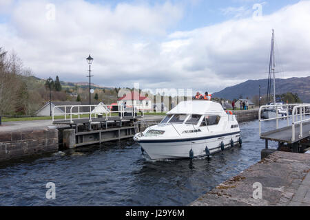 Bateau de croisière plaisir entrant Fort Augustus en passant par les serrures à Loch Ness, Highlands, Ecosse, Royaume-Uni Banque D'Images