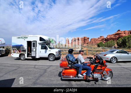 Louer un camping car et une moto confortable sur un parking de Arches National Park Banque D'Images