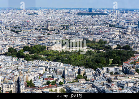 Vue aérienne du palais et jardins du Luxembourg à partir de la plate-forme d'observation en haut de la Tour Montparnasse, Paris, France Banque D'Images