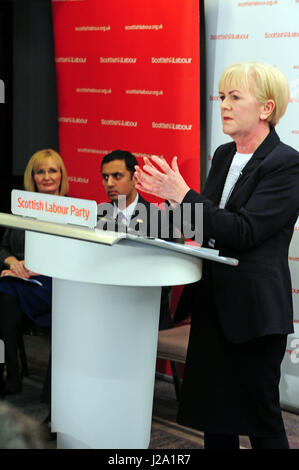 Leader travailliste écossais Johann Lamont lors de la présentation du rapport de la commission de transfert du parti, en tant que leader adjoint Anas Sarwar MP et d'ombre dans le secrétaire écossais Gouvernement britannique, Margaret Curran, regard sur Banque D'Images