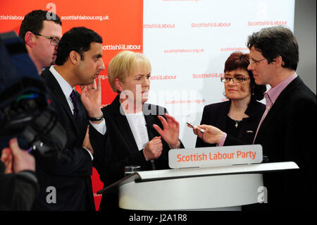 Leader travailliste écossais Johann Lamont donnant une entrevue avec les médias à l'occasion du lancement du rapport de la Commission de dévolution du parti, en tant que leader adjoint Anas Sarwar MP (2e L) regarde sur Banque D'Images