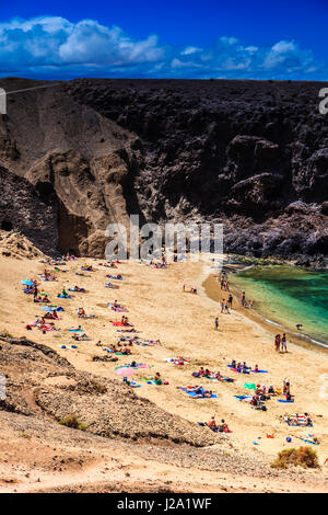 Un lagon magnifique sur la plages de Papagayo à Lanzarote Banque D'Images