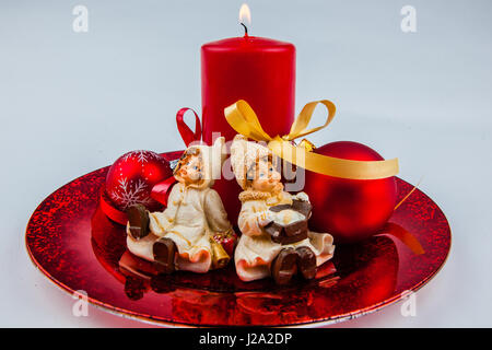 La décoration de Noël de barils de balles, des bougies, des enfants vêtus d'hiver et le ruban, prêt pour les vacances de Noël Banque D'Images