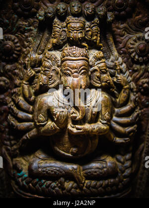 Finement sculptée statue du dieu hindou Ganesha (tête d'éléphant) sur l'affichage dans le musée de Patan Durbar Square, du Népal. Vignette et dramatique lig Banque D'Images