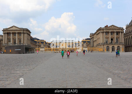 L'entrée du château de Versailles situé à la périphérie de la banlieue de Paris, Versailles, France. Banque D'Images