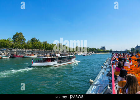 Vue depuis un bateau-mouche sur la Seine, Paris, France Banque D'Images