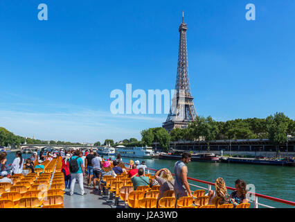 Vue sur la Tour Eiffel à partir d'un bateau-mouche sur la Seine, Paris, France Banque D'Images