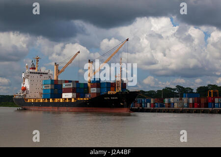 Bateaux sur la rivière Pasur au port de Mongla à Bagerhat, Bangladesh. Banque D'Images