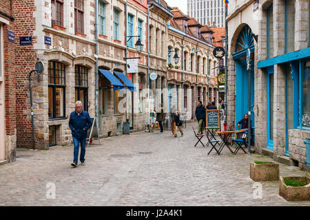 Rue des vieux murs avec des touristes. Rue des vieux murs est situé dans le quartier historique du Vieux Lille. Lille, France. Banque D'Images