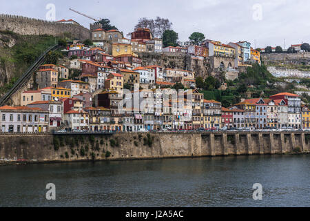 Vue sur une rivière du fleuve Douro, dans la ville de Porto sur la péninsule ibérique, deuxième plus grande ville du Portugal Banque D'Images