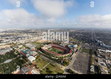 Los Angeles, Californie, USA - 12 Avril 2017 : Vue aérienne du Colisée historique avec les nuages de l'après-midi. Banque D'Images