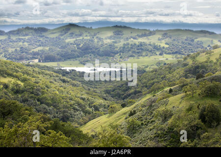 Contreforts de l'Est de Santa Clara Valley et le lac Grant. Banque D'Images