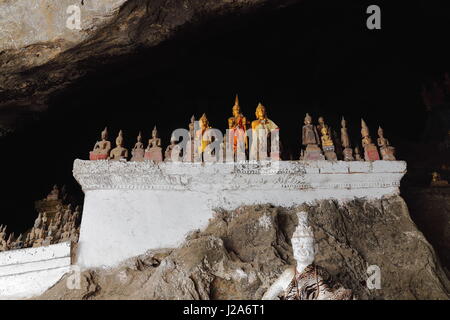 Plus de 4000 figures de Bouddha en bois - principalement la foule Tham Ting-abaissement caverne Pak Ou situé dans une falaise calcaire verticale à l'endroit où le Mékong se joint à la Banque D'Images