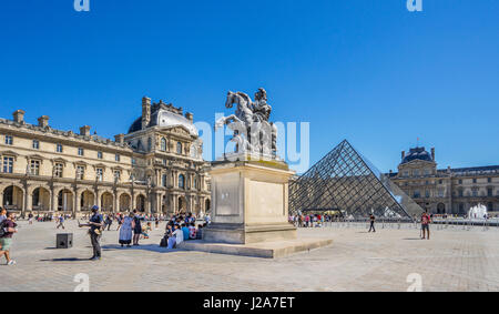 France, Paris, Palais du Louvre, vue sur cour Napoléon avec la Pyramide du Louvre Banque D'Images