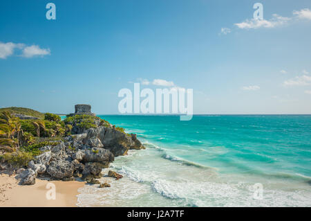 La mer des Caraïbes aux eaux turquoises et plage de sable blanc de toile de la ruines mayas de Tulum, Mexique. Banque D'Images