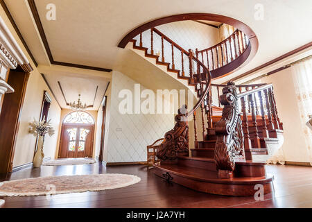 L'architecture moderne avec des intérieurs de luxe élégant classique couloir avec escalier en bois brillant en staps maison moderne Banque D'Images