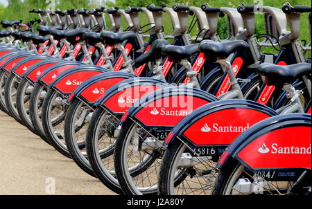 Régime public de Santander location de vélos bicyclettes, populairement connu sous le nom de Boris Bikes, après Boris Johnson, Maire de Londres lorsque le régime a été lancé Banque D'Images