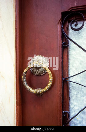 En forme de serpent heurtoir dans l'Alfama de Lisbonne, Portugal. L'ouroboros est un ancien symbole représentant un serpent ou dragon de manger sa propre queue Banque D'Images