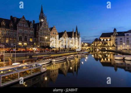 Les bâtiments médiévaux pittoresques surplombant le port 'Graslei' sur la rivière de la Lys à Gand ville, Belgique, Europe. Nightscene. Banque D'Images