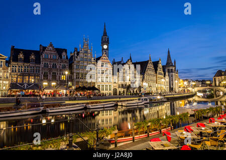 Les bâtiments médiévaux pittoresques surplombant le port 'Graslei' sur la rivière de la Lys à Gand ville, Belgique, Europe. Nightscene. Banque D'Images