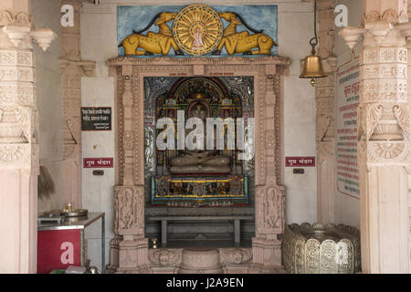 Shree Aadheshwar tirthankar idole. Shatrunjay Jain Mandir, Katraj Kondhwa Road, Pune Banque D'Images