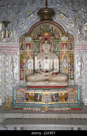 Shree Aadheshwar tirthankar idole. Shatrunjay Jain Mandir, Katraj Kondhwa Road, Pune Banque D'Images