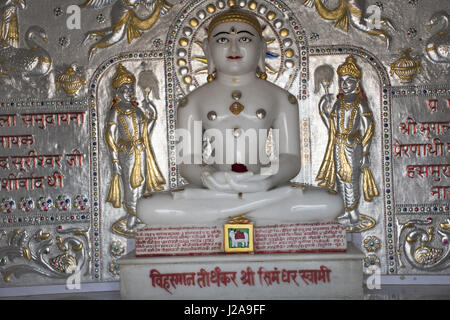 Simandhar Swami idole. Shatrunjay Jain Mandir, Katraj Kondhwa Road, Pune Banque D'Images