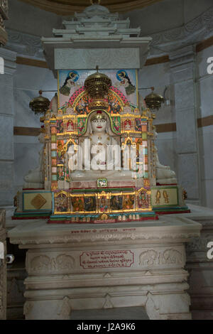 Déité statue, Shatrunjay Adinath Jain Mandir, Katraj Kondhwa Road, Pune Banque D'Images