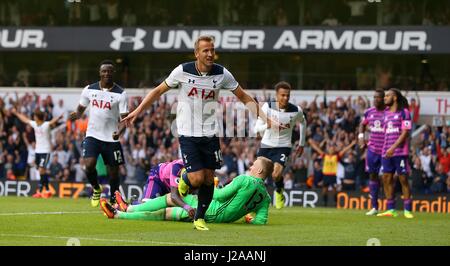 Harry Kane de Tottenham célèbre marquant le premier but lors de la Premier League match entre Tottenham Hotspur et Sunderland AFC à White Hart Lane à Londres. 18 septembre, 2016. James Boardman / EDITORIAL N'utilisez que des photos au téléobjectif de FA Premier League et Ligue de football images sont soumis à licence DataCo voir www.football-dataco.com Banque D'Images