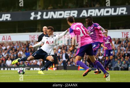 Alli Dele de Tottenham pousses durant la Premier League match entre Tottenham Hotspur et Sunderland AFC à White Hart Lane à Londres. 18 septembre, 2016. James Boardman / EDITORIAL N'utilisez que des photos au téléobjectif de FA Premier League et Ligue de football images sont soumis à licence DataCo voir www.football-dataco.com Banque D'Images