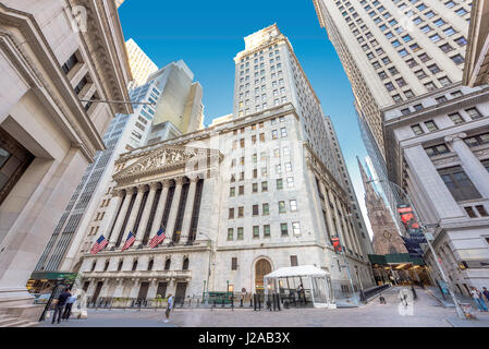 Une vue de Wall Street et New York Stock Exchange sur une journée ensoleillée à New York, USA Banque D'Images