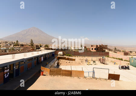 Le Pérou, Arequipa, les sociétés d'aide au quartier pauvre la. Il y a une école, une maison et d'une polyclinique Banque D'Images