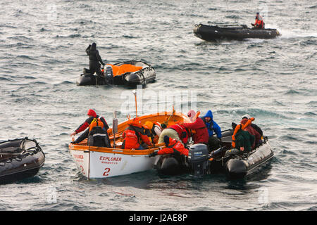 Détroit de Bransfield, Antarctique. Photo historique du premier navire touristique Antarctique le MS Explorer (Little red ship) naufrage du 23 novembre. L'année 2007. Banque D'Images